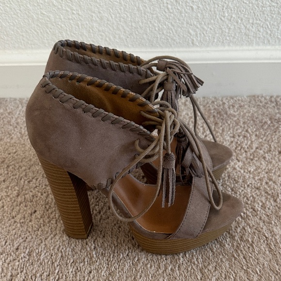 Pre- owned Elegant Taupe Women's Heels- 6.5 - Picture 4 of 7